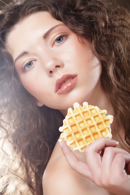 Menina de beleza jovem com waffle