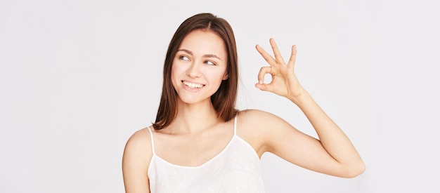 Menina de beleza jovem sinal ok zero gesto mulher sorriso retrato pessoas do sexo feminino mostrar a mão símbolo de aprovação copyspace