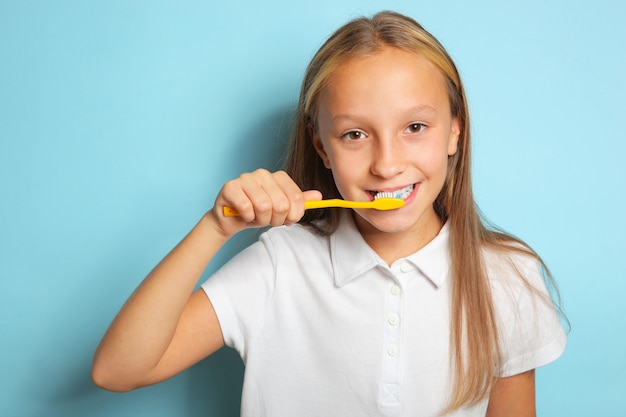 Menina de bom humor escovando os dentes