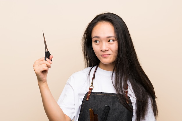 Menina de cabeleireiro adolescente com expressão feliz