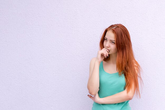 Menina de cabelo vermelho encantador