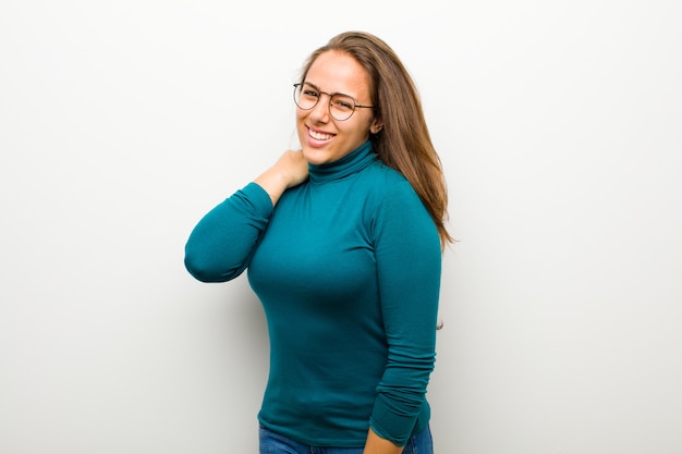 Menina de cabelos castanha com um sorriso amigável casual