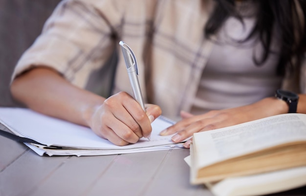 Menina de caderno e mão com estudo na mesa para educação aprendizado ou conhecimento em atribuição estudante universitário e escrita com caneta na mesa para planejamento ou desenvolvimento de bolsa de literatura