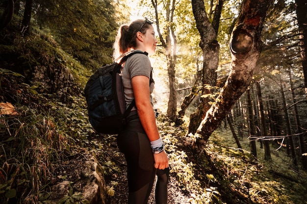 Menina de caminhada jovem viajante com mochilas Caminhadas nas montanhas Colina Sivy Vrch e rochas chamadas Radove Skaly em Western Tatras Eslováquia Western Tatras na paisagem montanhosa da Eslováquia