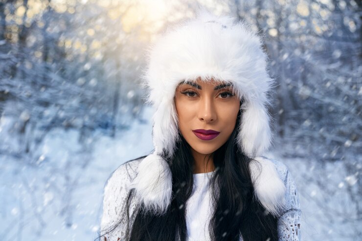 Foto menina de chapéu branco elegante na floresta de inverno.