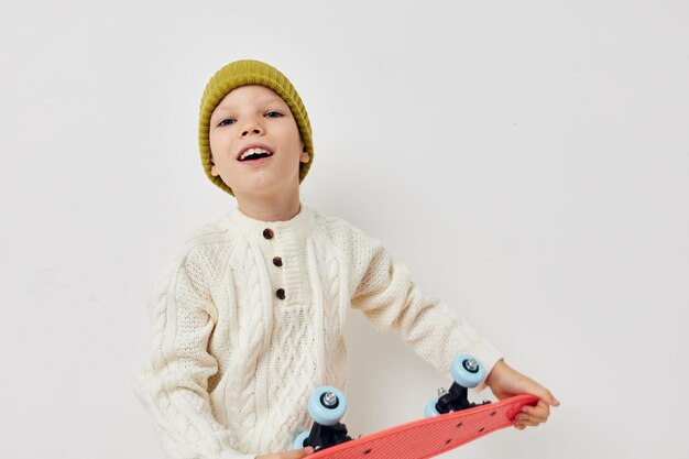 Menina de chapéu com um skate nas mãos luz de fundo