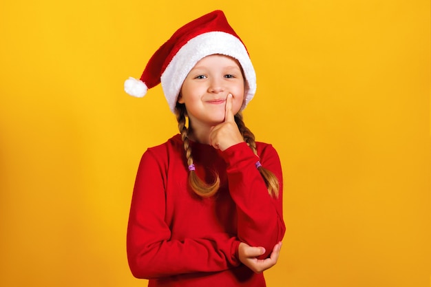 Menina de chapéu de Papai Noel.