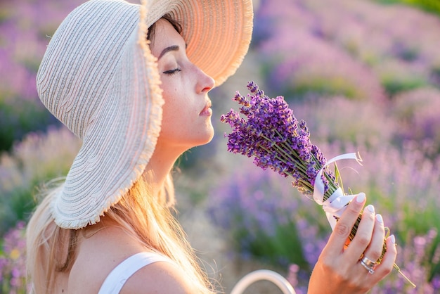 Menina de chapéu em um campo de lavanda ao nascer do sol Harmonia com a natureza