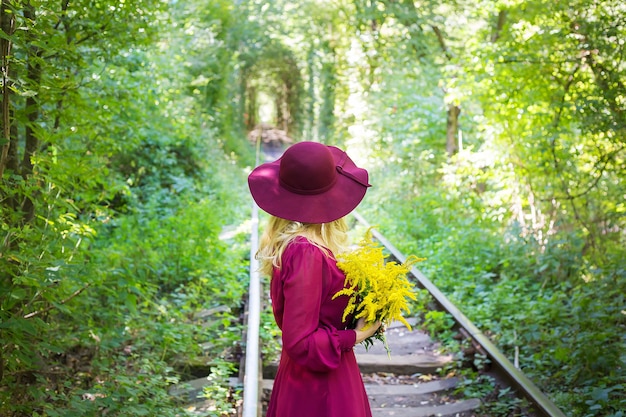 Menina de chapéu na floresta