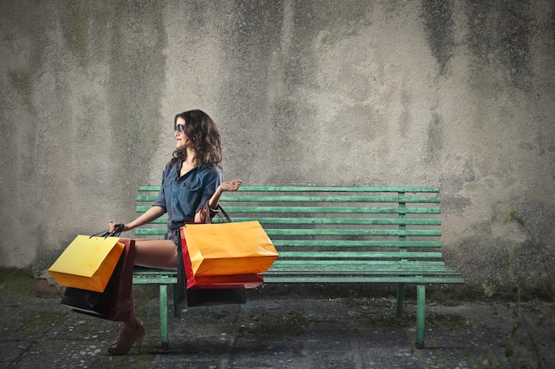 Foto menina de compra em um banco