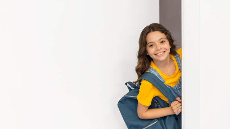 Foto menina de cópia-espaço com mochila