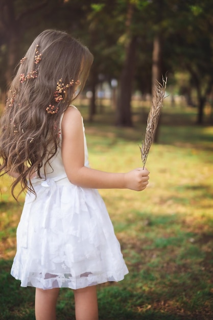 Foto menina de costas em vestido branco como uma princesa conto de fadas copie o tema do dia das crianças