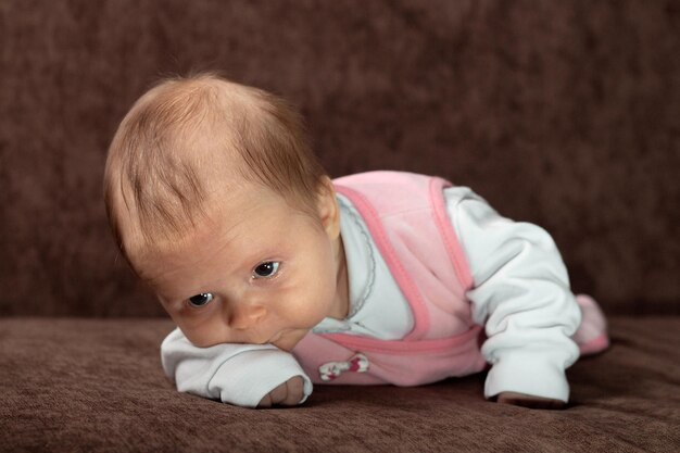 Menina de dois meses deitada