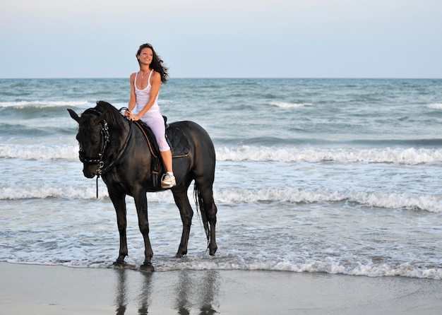 Menina de equitação na praia