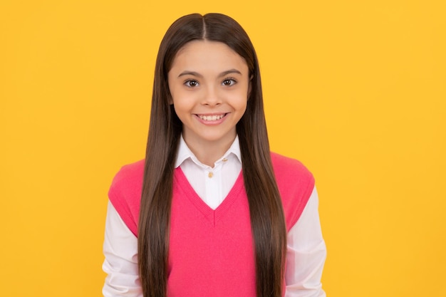 menina de escola adolescente feliz sorrindo com cabelo comprido em fundo amarelo, beleza.