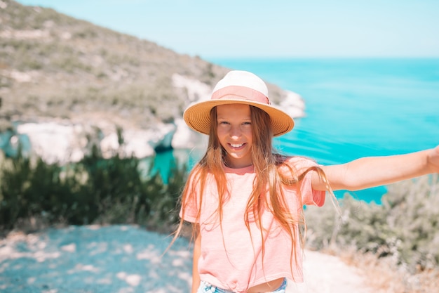 Menina de férias viajar com bela paisagem