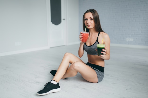 Menina de fitness bebendo suco de fruta