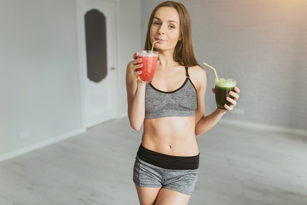 Menina de fitness bebendo suco de fruta