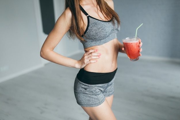 Menina de fitness bebendo suco de fruta