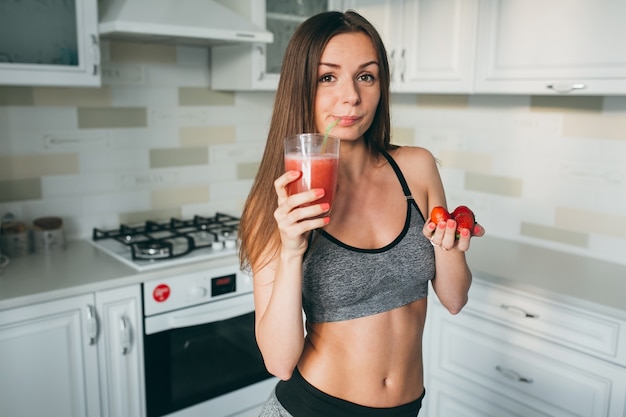 Menina de fitness bebendo suco de fruta