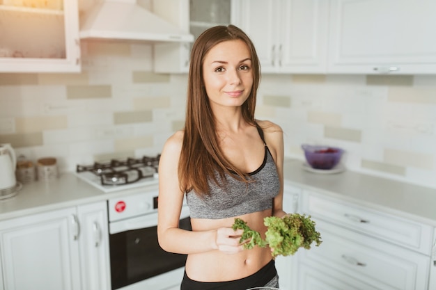 Menina de fitness cozinhar alimentos saudáveis