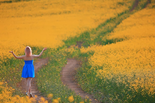 menina de flores de campo de atividade de verão se divertindo jovem fêmea na temporada ensolarada da vila ativa