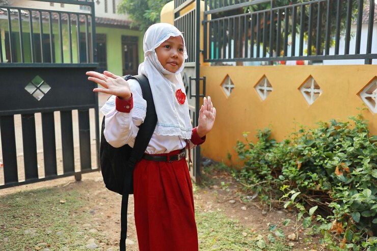 Foto menina de hijab de pé em terra