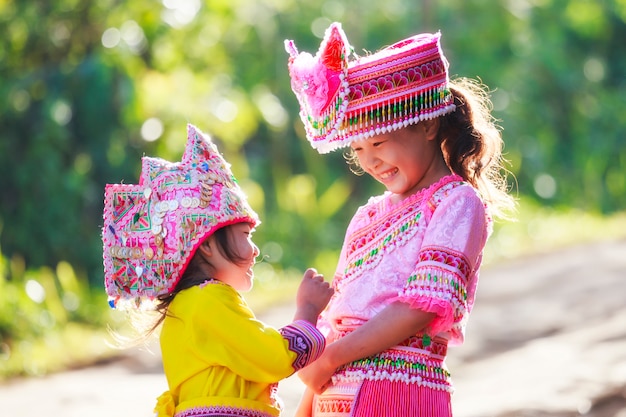 Menina de Hmong no vestido tradicional em. Doi inthanon, Chiang Mai, Tailândia