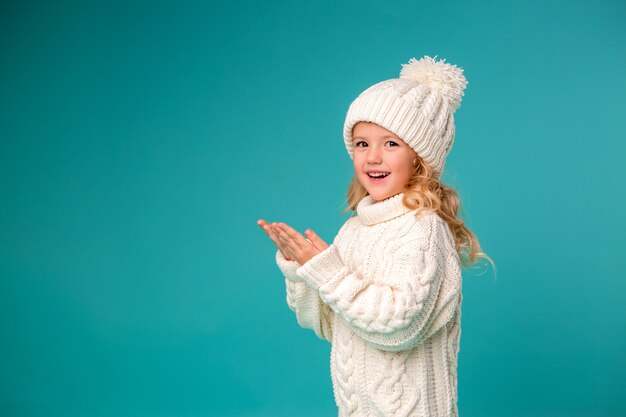 menina de inverno malha chapéu e camisola