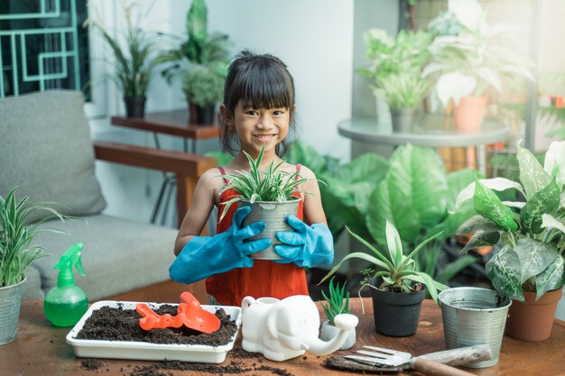 Menina de jardinagem em casa