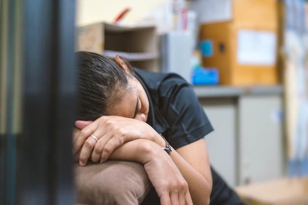 Menina de negócios jovem closeup dormindo na mesa do escritório