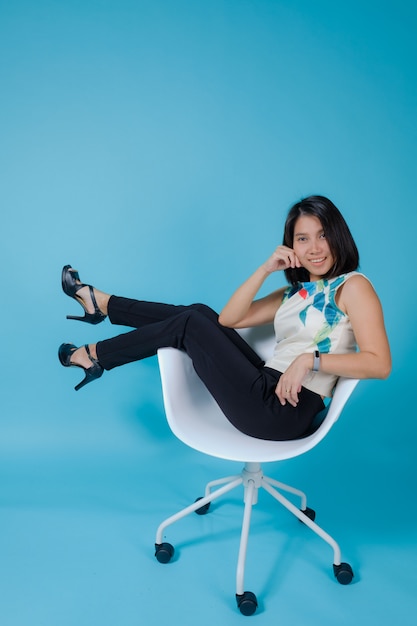 Menina de negócios sobre fundo azul, retrato mulher, menina asiática