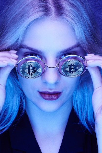 menina de óculos com bitcoins