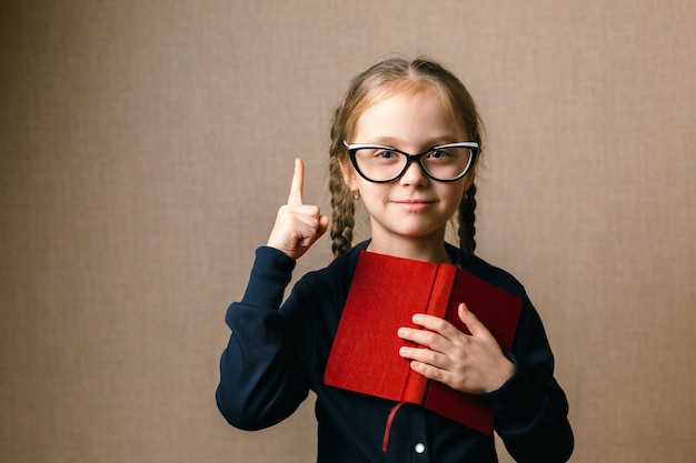 Menina de óculos com livro