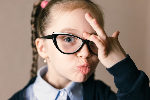 Foto menina de óculos