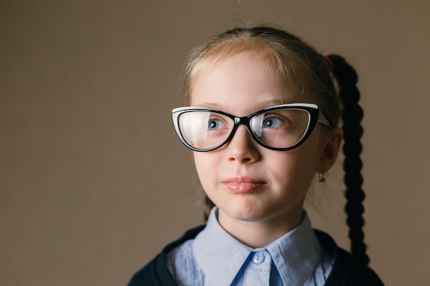 Foto menina de óculos