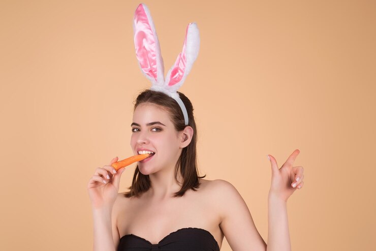 Foto menina de páscoa mulher jovem vestindo orelhas de coelho de páscoa segurando ovos coloridos decorativos no estúdio
