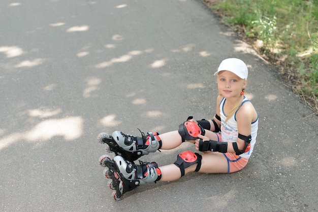 Menina de patins em um parque