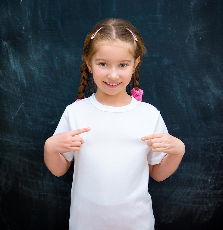 Foto menina de pé com uma camiseta branca