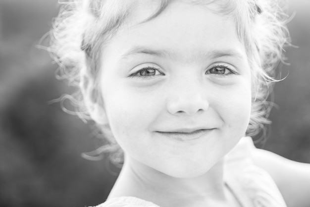 Menina de primavera Retrato de criança ensolarada Emoções positivas de criança sorridente Dias de verão
