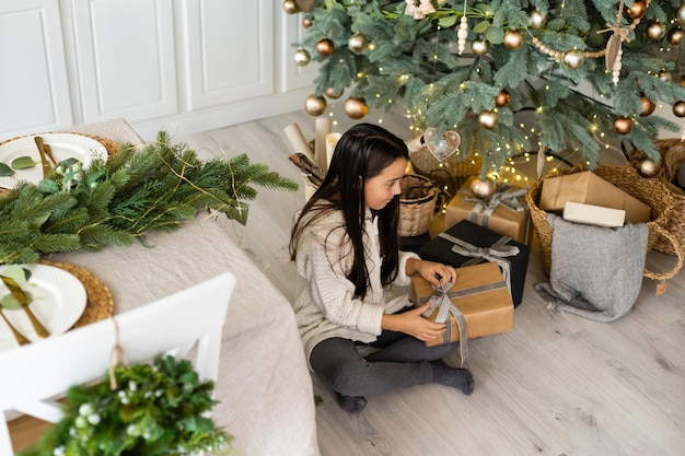 Menina de sorriso pequena feliz com caixa de presente do natal.