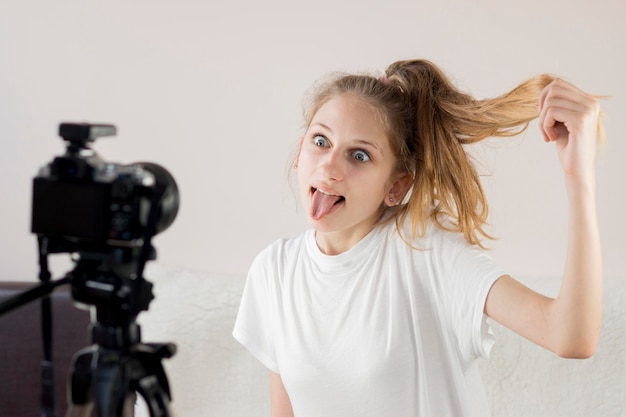 Foto menina de tiro médio fazendo careta