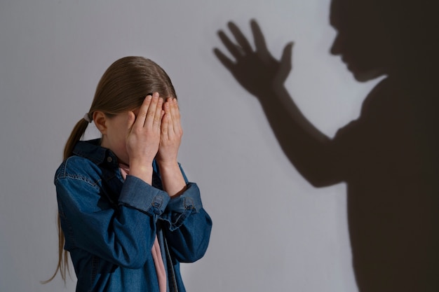 Menina de tiro médio sendo abusada retrato