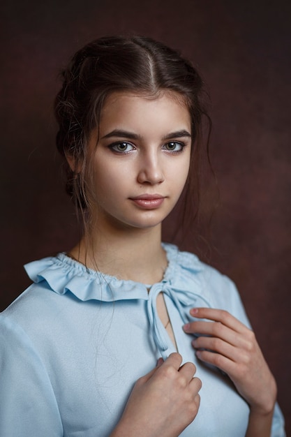 Menina de vestido azul em um escuro