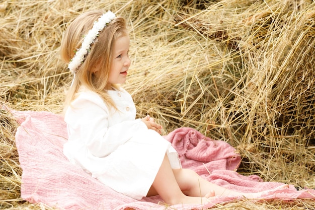 Menina de vestido branco na manjedoura