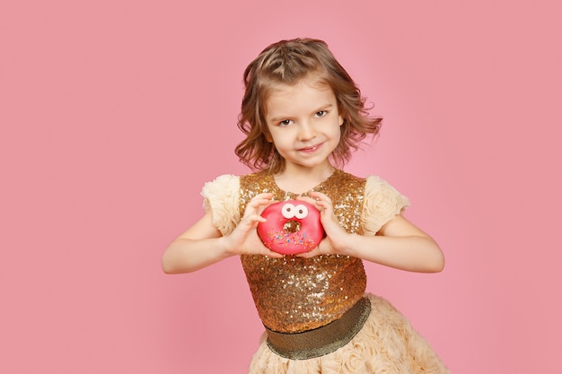 Menina de vestido com rosquinhas