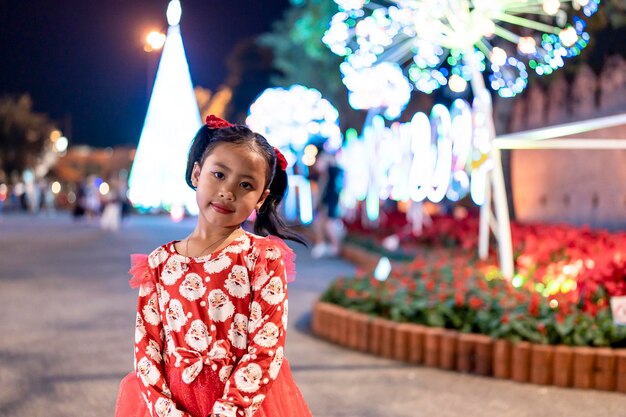 Menina de vestido na cidade à noite