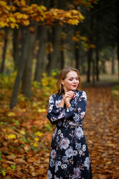 Menina de vestido na floresta de outono