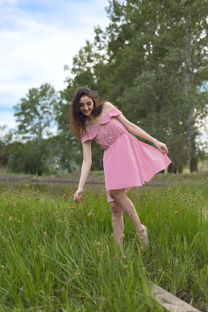 Menina de vestido vermelho na natureza no verão, Retrato de uma linda garota no verão na floresta