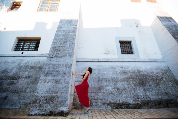 Menina de vestido vermelho